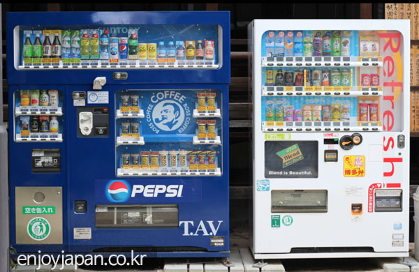 캔 전용 쓰레기통이 내장된 대형 자판기 (왼쪽 자판기)